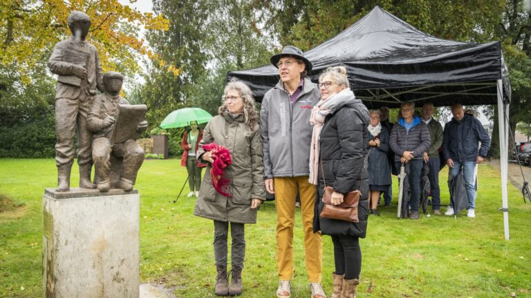 Standbeeld schilderende broers Arnold en Edzard Koning onthuld in Voorthuizen